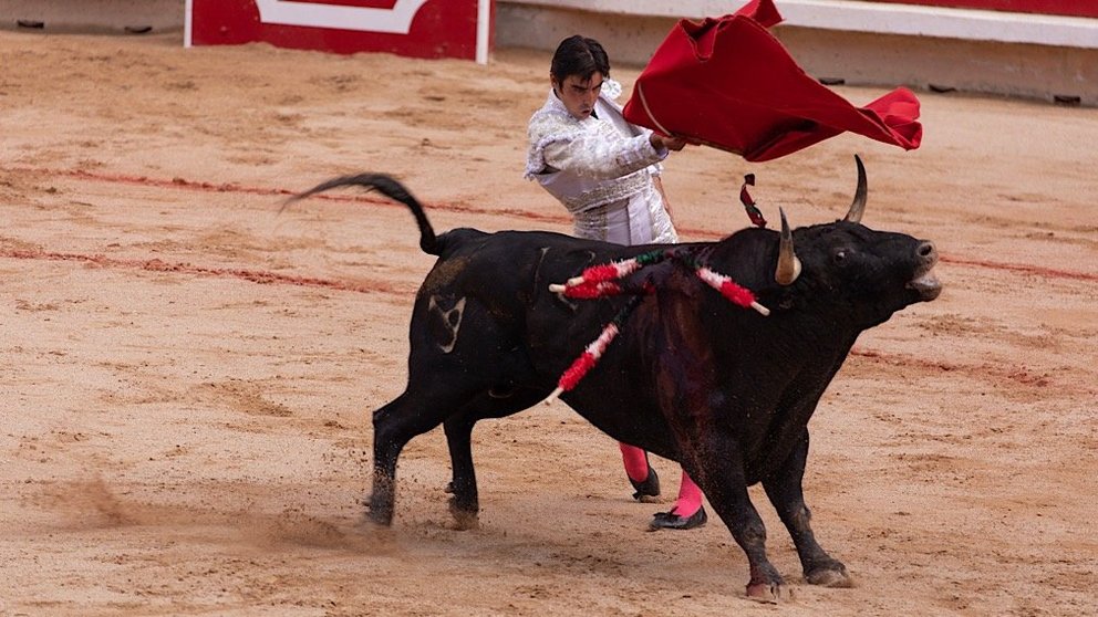 Miguel Ángel Perera en su primer toro en la sexta corrida de los Sanfermines de 2019 con ganadería Núñez de Cuvillo 