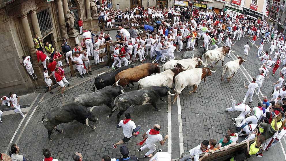 Los toros de la ganadería sevillana de Miura, a su paso por la Plaza Consistorial, durante el octavo y último encierro de los Sanfermines 2019. EFE/VILLAR LÓPEZ