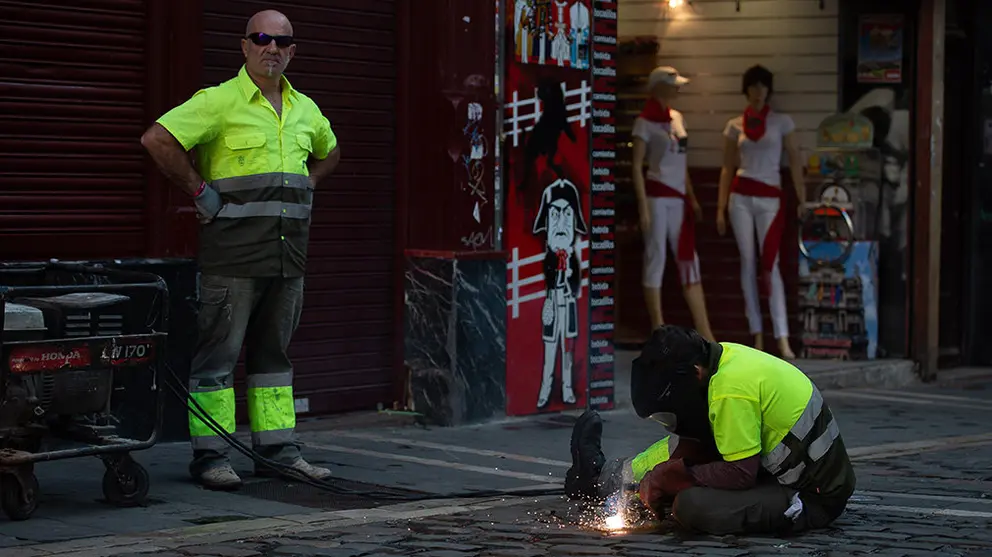 GRAFCAV6470. PAMPLONA (NAVARRA), 15/07/2019.- Operarios de todos los gremios se afanan este lunes para que Pamplona vuelva a la normalidad tras la celebración de las fiestas de San Fermín. EFE/Iñaki Porto