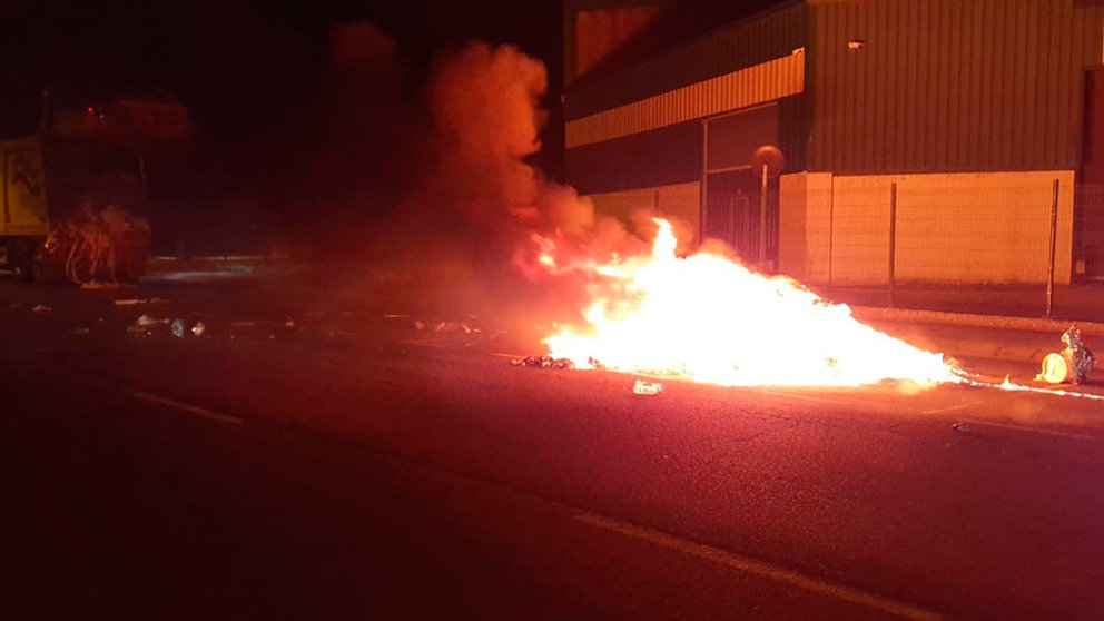 Incendio en un camión de recogida de basuras en el polígono industrial Egüés. BOMBEROS