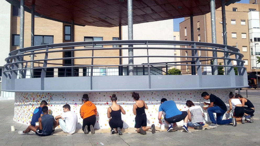 jovenes del proyecto pasarelas decoran el kiosko de la plaza de huarte
