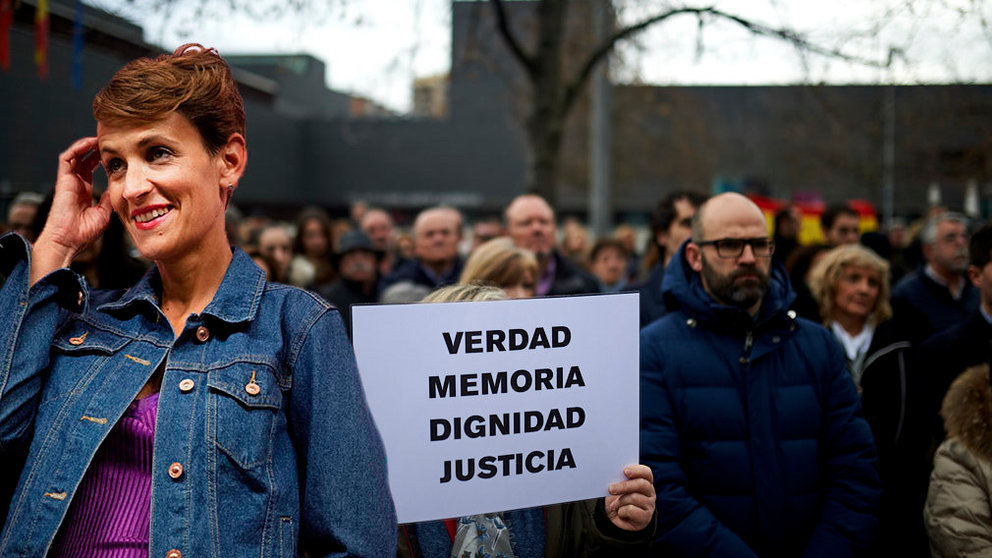 Imagen de la secretaria general del PSN, María Chivite, junto a una concentración de las víctimas del terrorismo en Navarra. Fotos: EFE / MIGUEL OSÉS