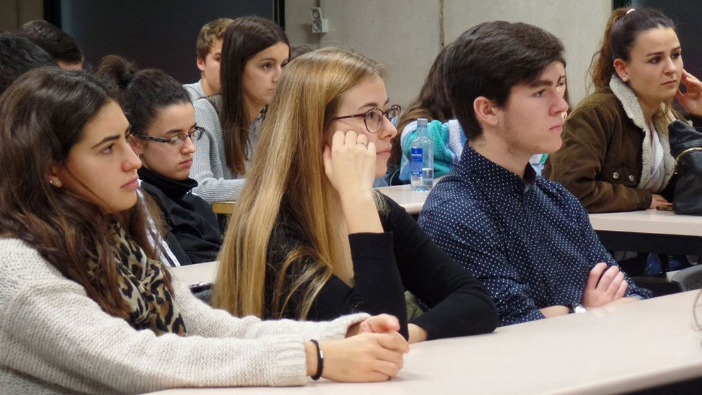 Varios estudiantes durante una clase en la Universidad Pública de Navarra UPNA