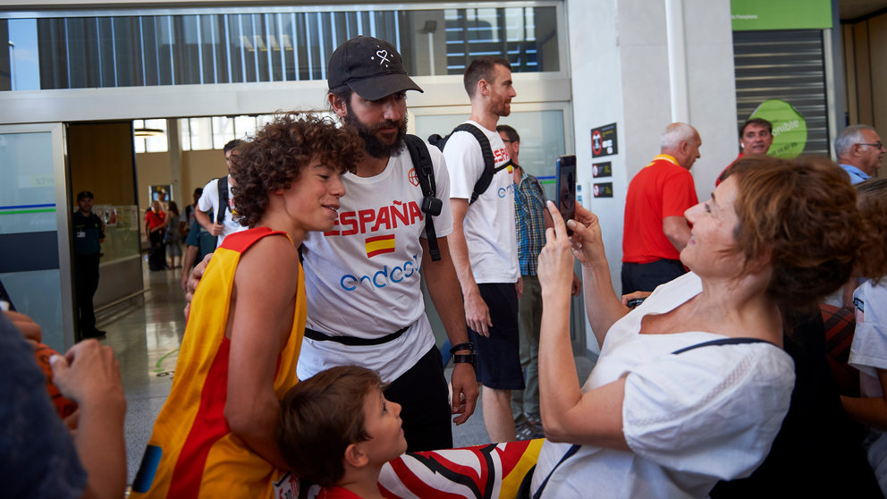 Los jugadores de la seleccion española de baloncesto llegan a Pamplona en avion para disputar el partido amistos contra Lituania. MIGUEL OSÉS