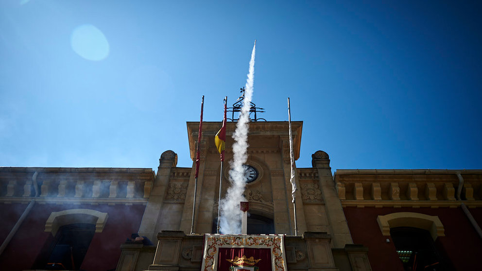 Chupinazo desde el Ayuntamiento que da comienzo a las fiestas de Estella. MIGUEL OSÉS