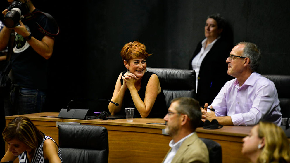 Los parlamentarios de EH Bildu, Bakartxo Ruiz y Adolfo Araiz, sonrientes durante la investidura de la socialista María Chivite como nueva presidenta del Gobierno de Navarra PABLO LASAOSA