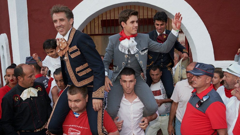 Pablo y Guillermo Hermoso de Mendoza rejonean junto a Luis Pimentel una corrida durante las fiestas de Estella 2019. PABLO LASAOSA 49