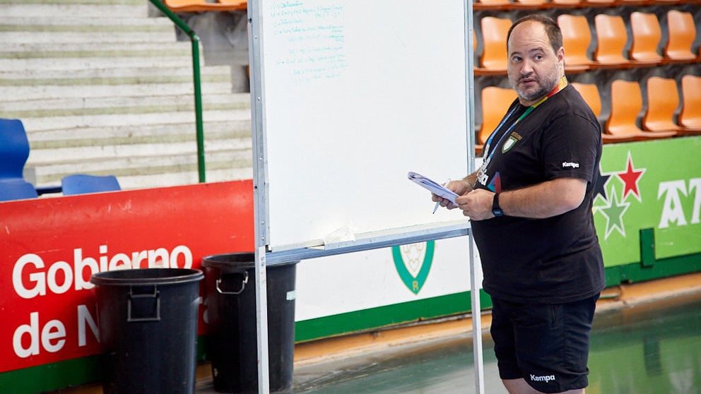 El entrenador de Helvetia Anaitasuna, Iñaki Aniz, prepara un entrenamiento en una pizarra del pabellón del equipo verdiblanco. IÑIGO ALZUGARAY