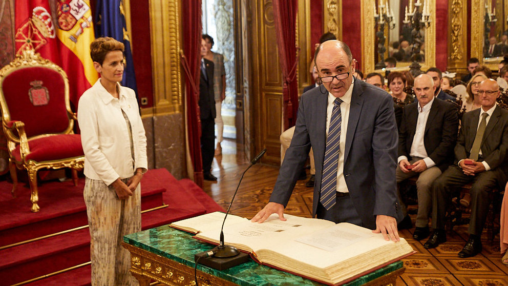 Toma de posesión de los nuevos consejeros del Gobierno foral en el Salón del Trono del Palacio de Navarra. IÑIGO ALZUGARAY