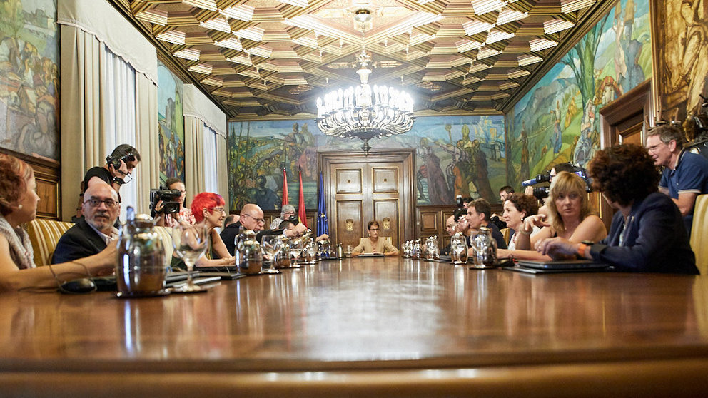El Ejecutivo navarro celebra su primera sesión de gobierno en el Palacio de Navarra tras la toma de posesión del cargo de la presidenta y los consejeros. IÑIGO ALZUGARAY