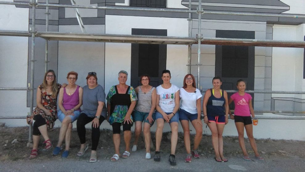 Leire ,Rosa, Mari Luz ,Marisol, Mariángeles, Marina,Laura ,Krys y Leticia, varias de las vecinas que han pintado el mural de Caparroso. CEDIDA