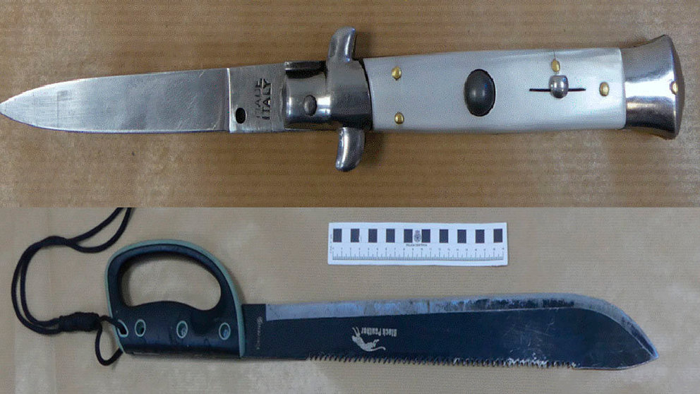 Imagen de la navaja automática y el machete de grandes dimensiones incautados en Pamplona. POLICÍA NACIONAL