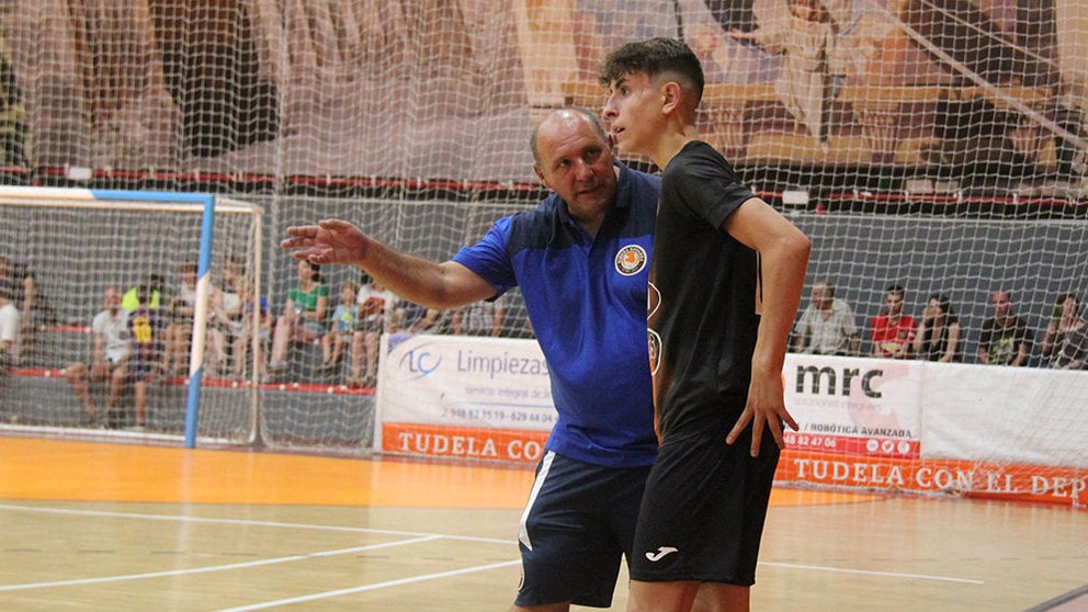 Imagen de José Lucas Mena &#39;Pato&#39;, entrenador del Aspil Vidal, junto a Uge, jugador. CEDIDA