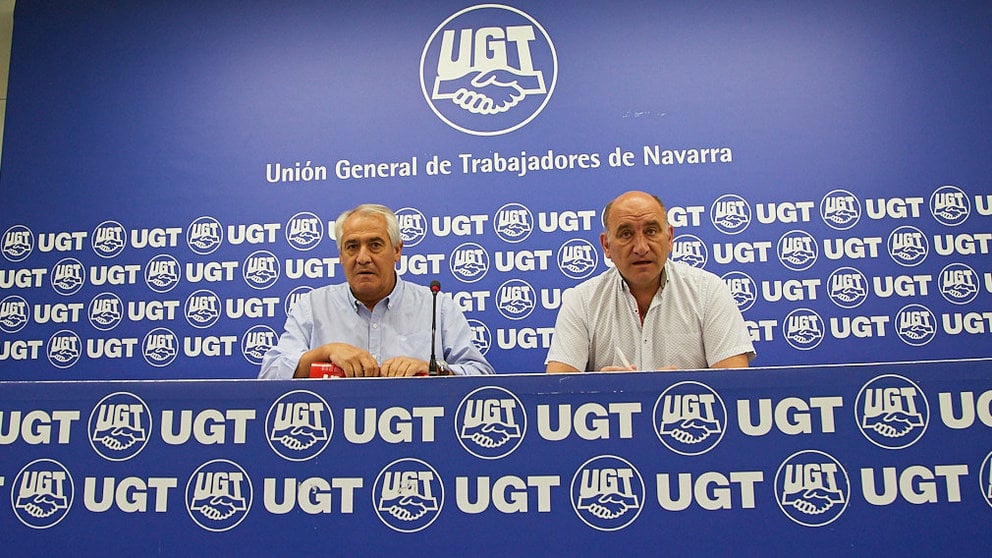 Los representantes de UGT Navarra, Jesús Santos y Augusto Paredes, valoran los resultados del proceso de concentración de elecciones sindicales en Navarra. IÑIGO ALZUGARAY