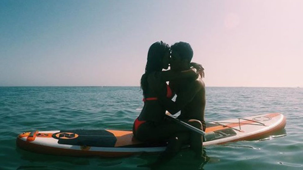 Una pareja disfruta del mar de forma romántica. INSTAGRAM