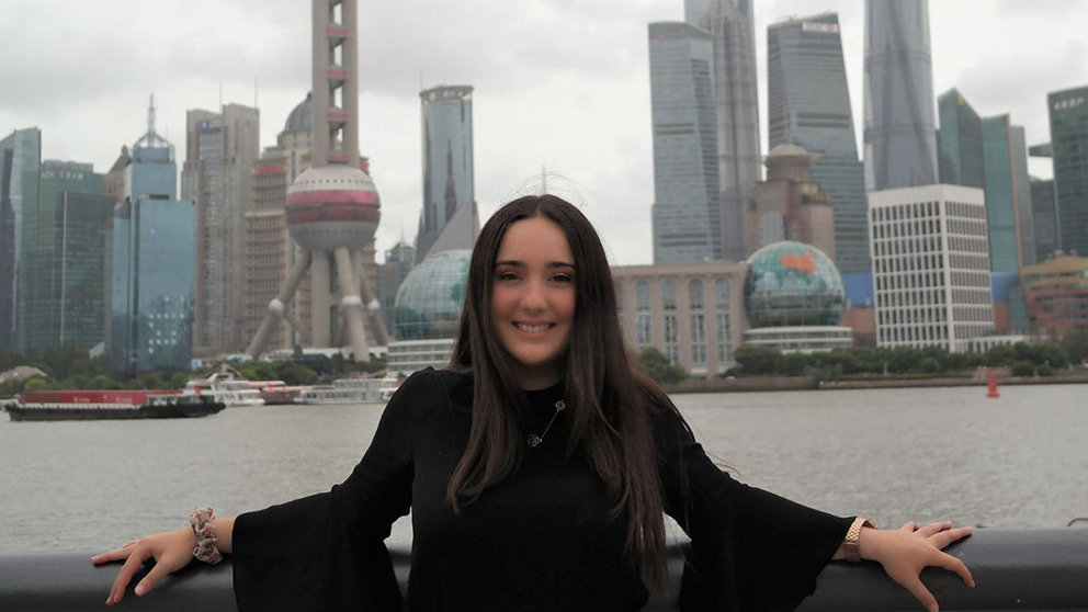 Cristina García Arizmendi posa, durante unas vacaciones, en la ciudad china de Sanghái UPNA
