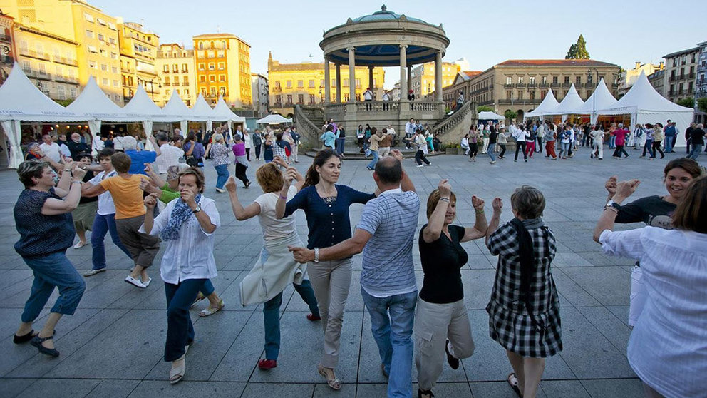 Varias personas bailando en la plaza del Castillo de Pamplona EUROPA PRESS