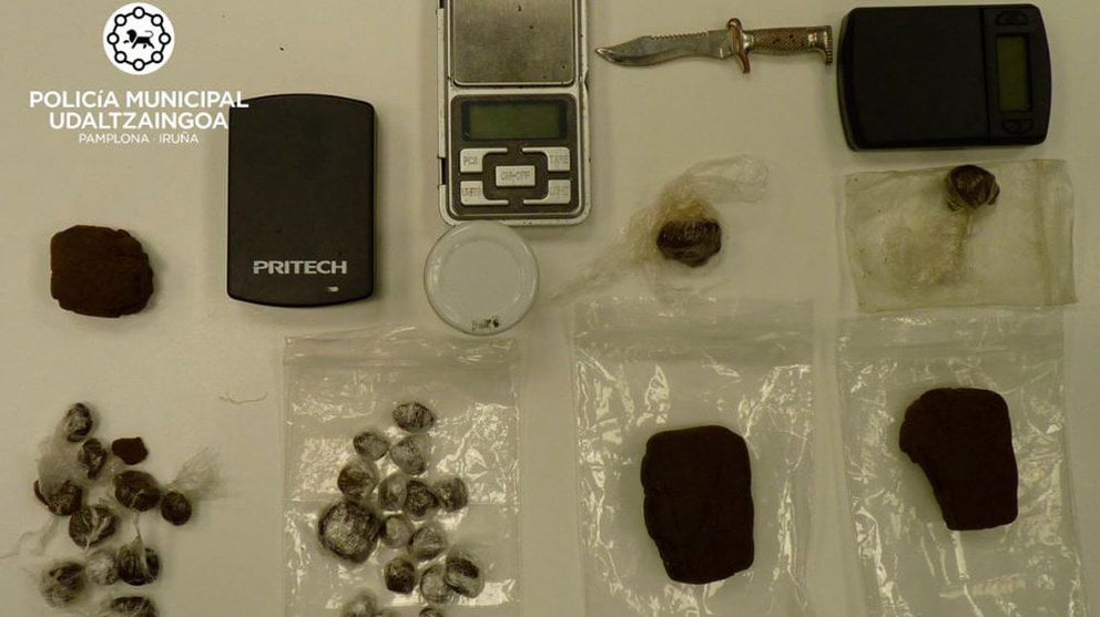 Las básculas de precisión y la droga halladas en el interior de una bajera en Echavacoiz. POLICÍA MUNICIPAL DE PAMPLONA