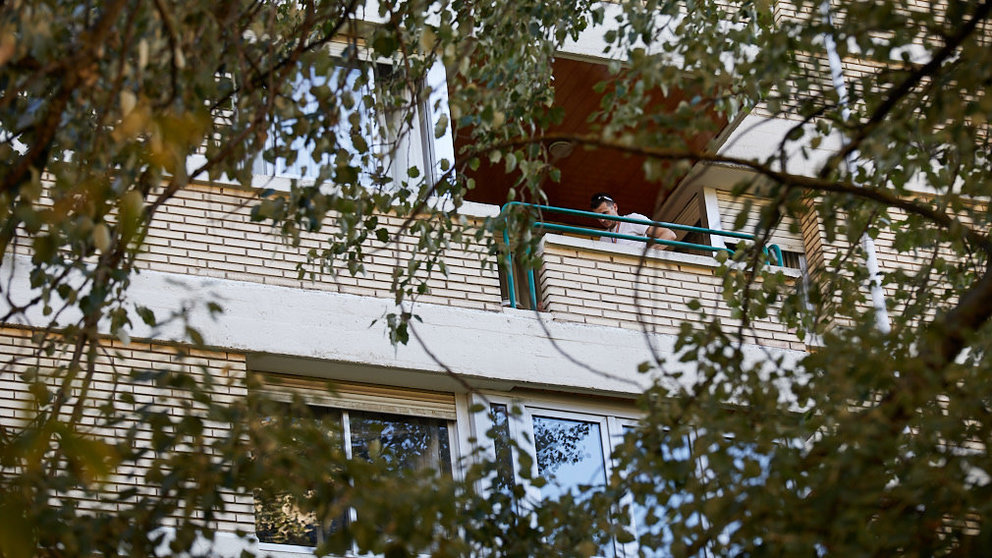 Una mujer ha fallecido este viernes al caer desde el balcón de un cuarto piso en la calle Fuente del Hierro en el barrio pamplonés de Iturrama. IÑIGO ALZUGARAY