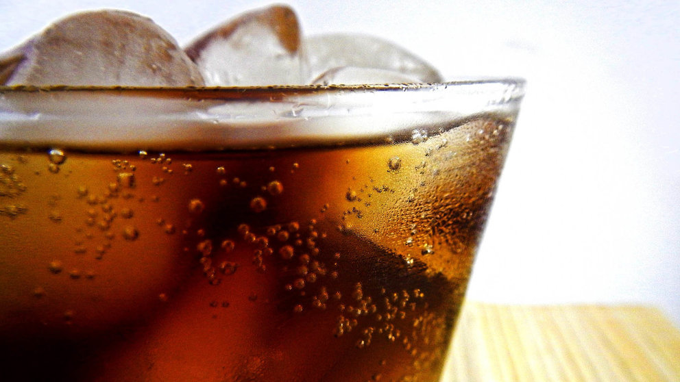 Foto de archivo de un refresco de coca cola con hielos