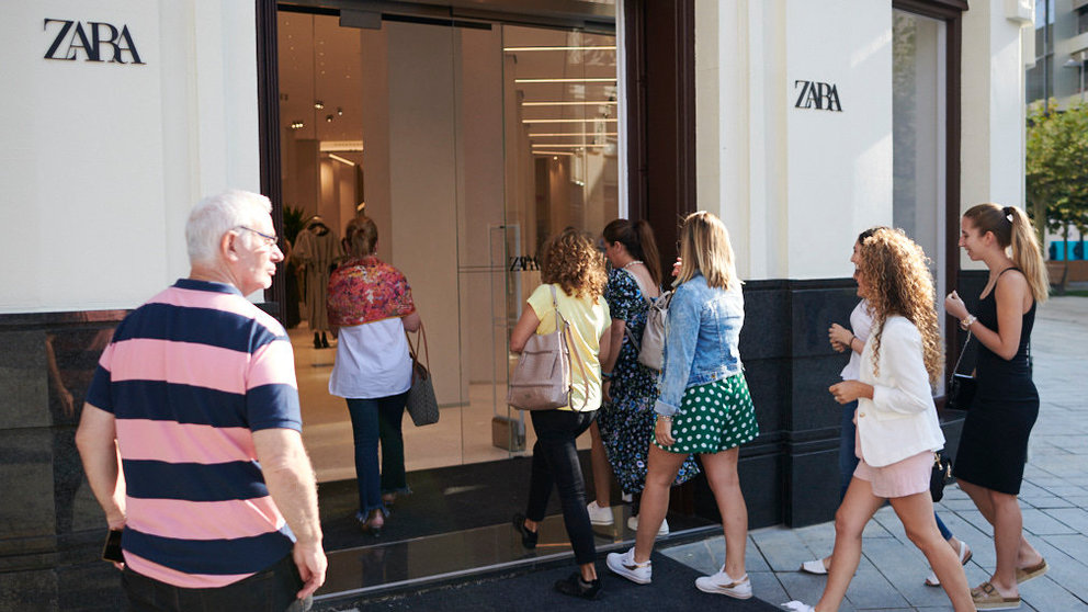Zara inaugura una nueva tienda en Pamplona. PABLO LASAOSA 4