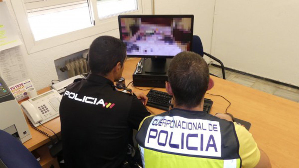 Imagen de la Policía Nacional investigando un delito de &#39;sexting&#39;. CEDIDA
