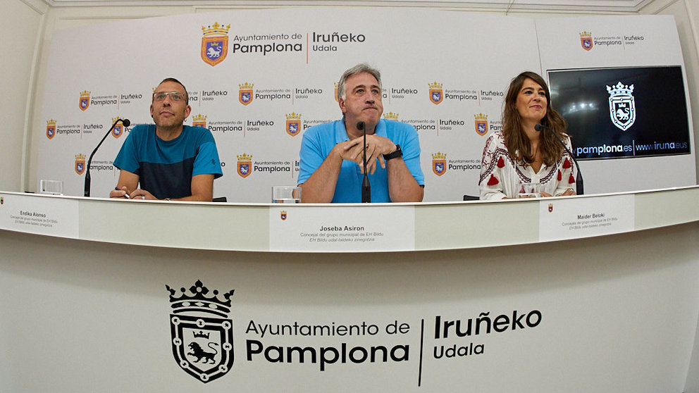 El portavoz de EH Bildu en el Ayuntamiento de Pamplona, Joseba Asiron, anuncia las líneas estratégicas de trabajo para este mandato. IÑIGO ALZUGARAY
