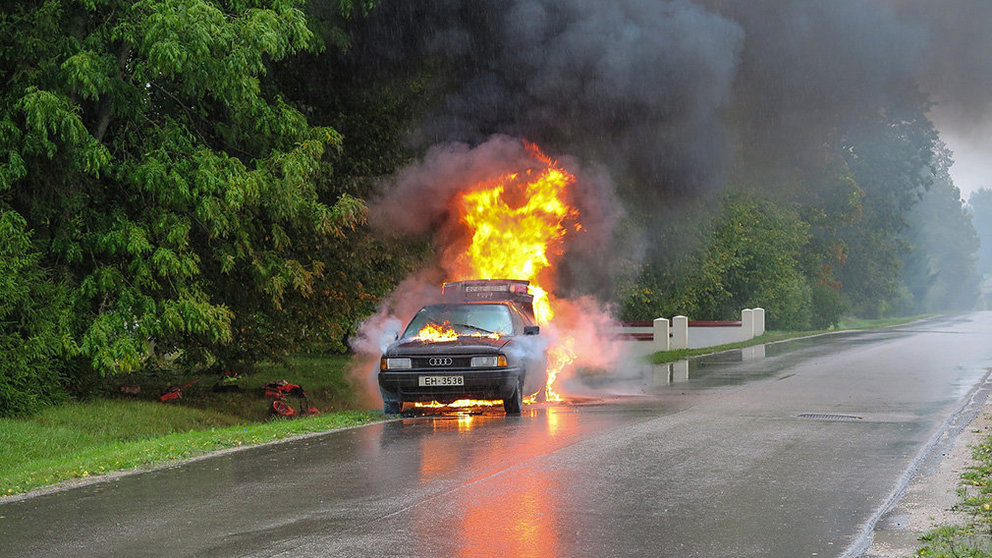 Imagen de archivo de un coche ardiendo. ARCHIVO