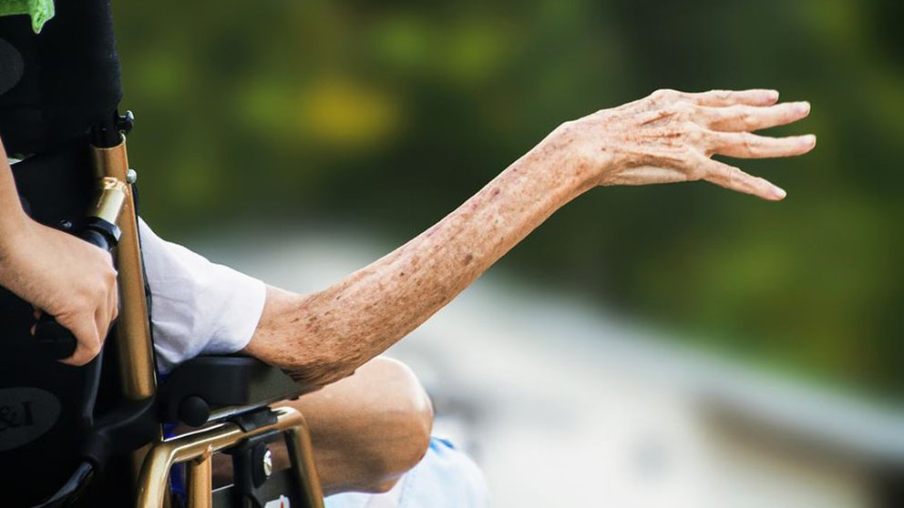 Imagen de archivo de una persona mayor en silla de ruedas ARCHIVO