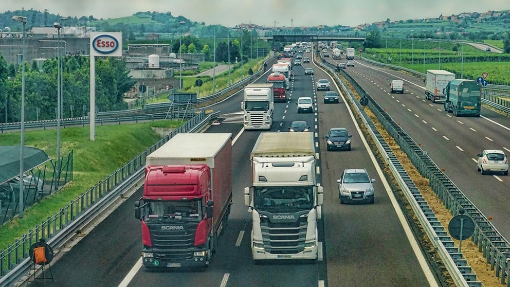 Imagen de varios camiones en una carretera. ARCHIVO