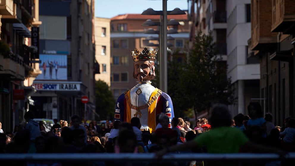 La comparsa de Gigante y Cabezudos sale por las calles de Pamplona el día del Privilegio de la Unión. MIGUEL OSÉS