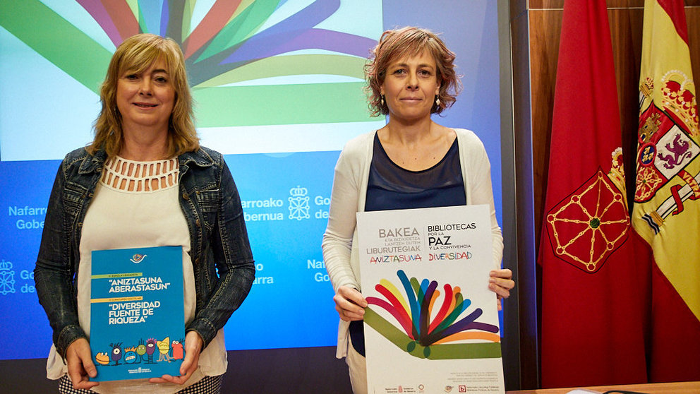 Las consejeras de Relaciones Ciudadanas y de Cultura presentan el programa Bibliotecas por la Paz y la Convivencia. IÑIGO ALZUGARAY