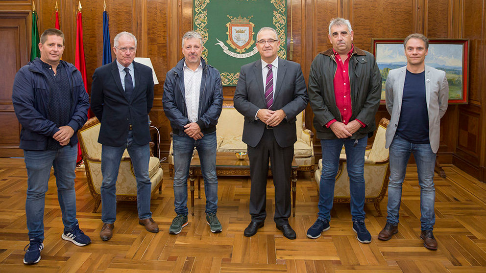 El alcalde de Pamplona, Enrique Maya, ha mantenido esta mañana una reunión de trabajo con el
presidente de la Unión de Agricultores y Ganaderos de Navarra (UAGN), Félix Bariáin. AYUNTAMIENTO DE PAMPLONA