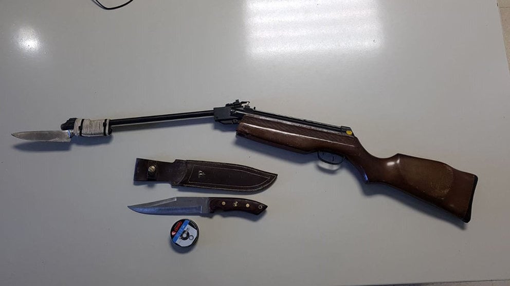 La carabina y el machete incautados por la Policía Municipal en un vehículo de Pamplona POLICÍA MUNICIPAL