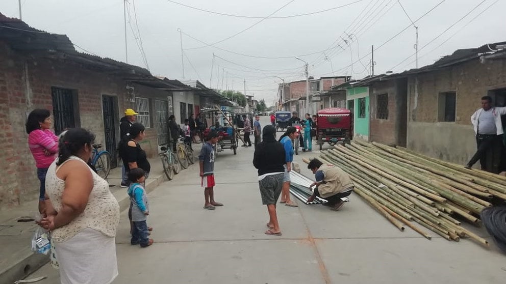 Imagen de las familias de Perú reconstruyendo los techos tras el huracán. CEDIDA