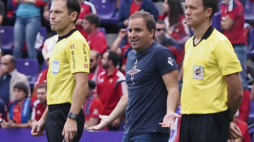 El entrenador de Osasuna, Jagoba Arrasate (c), durante el partido de Liga en Primera División ante el Real Valladolid que disputan esta tarde en el estadio José Zorrilla. EFE/R. García