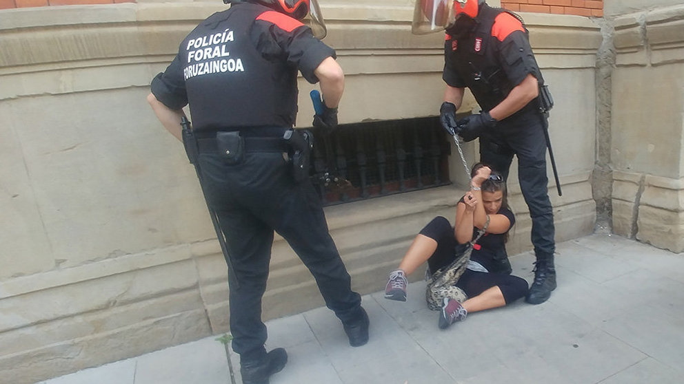 Ocho sindicalistas de LAB se encandenan en el Parlamento de Navarra. NAVARRA.COM 14