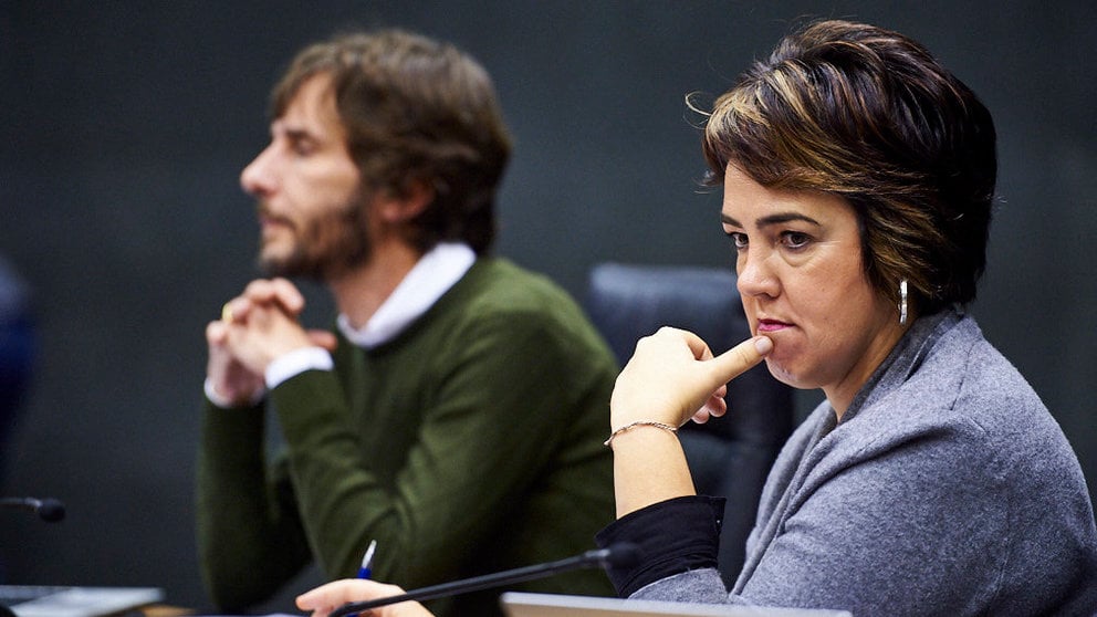 Ainhoa Aznarez (Podemos) durante el pleno en el Parlamento Foral. MIGUEL OSÉS
