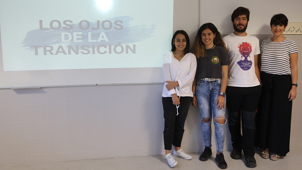 Aimar Esain, Laura Hernández y Edurne Iturmendi junto con su profesora, Marta Olcoz, han sido los ganadores de un premio Europeo CEDIDA