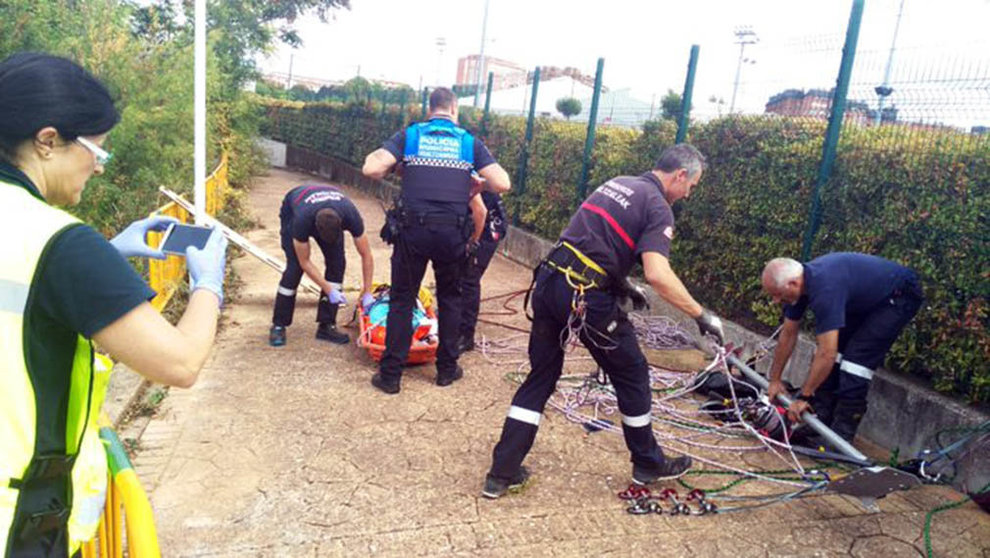 Agentes de la Policía Municipal de Pamplona y bomberos rescatan a la mujer que ha caído por un talud. POLICÍA MUNICIPAL (1)