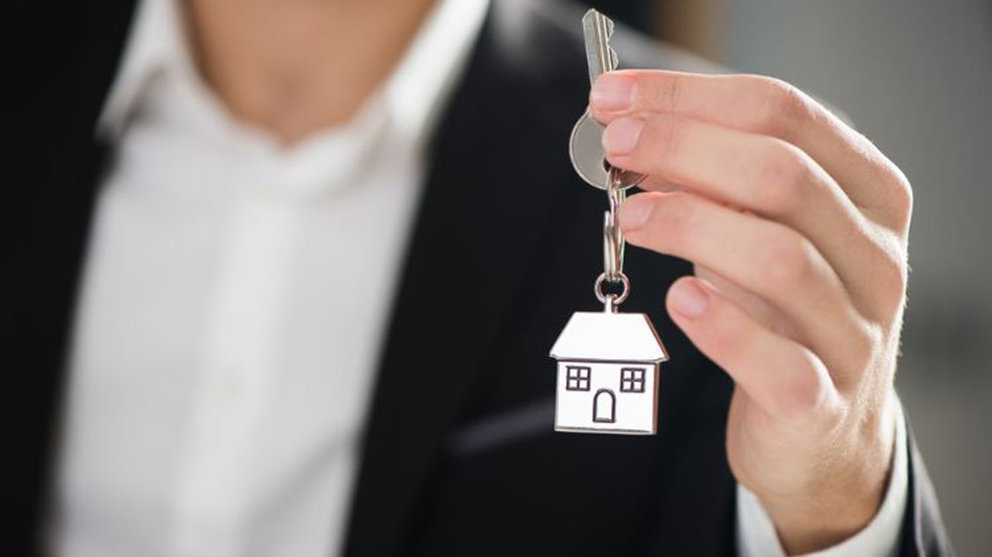 Un agente inmobiliario entrega las llaves de una vivienda. ARCHIVO