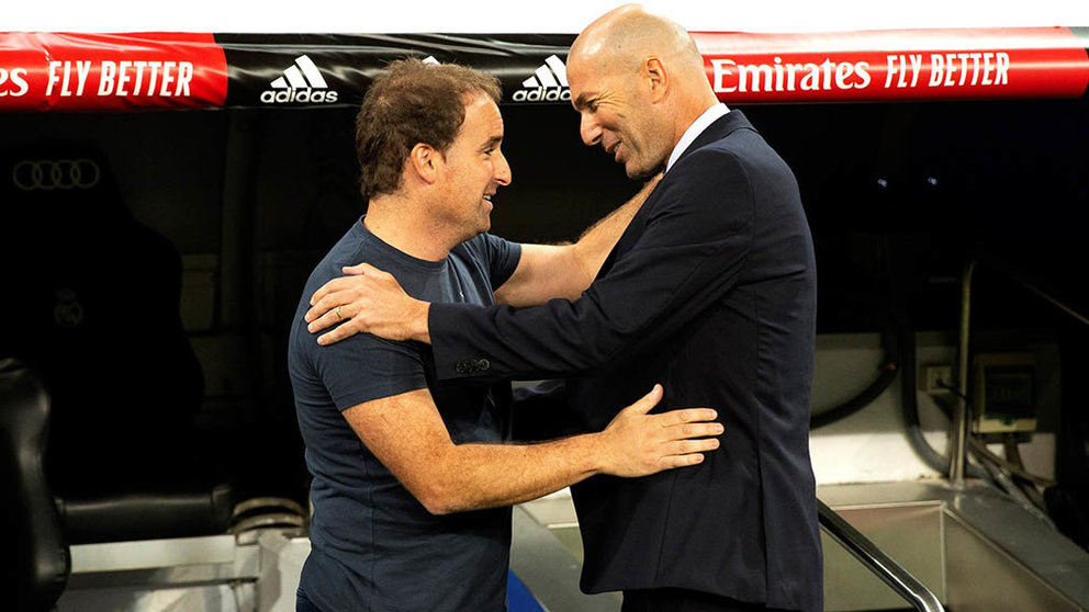 El entrenador del Real Madrid, Zinedine Zidane (d), saluda a su homólogo del Osasuna, Jagoba Arrasate (i), al inicio del partido ante el Osasuna, correspondiente a la sexta jornada de LaLiga Santander que se disputa este miércoles en el estadio Santiago Bernabéu de Madrid. EFE/ Rodrigo Jimènez