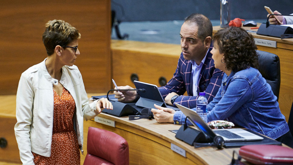 La presidenta del Gobierno de Navarra, María Chivite, habla con Ramón Alzorriz y Ainhoa Unzu. PABLO LASAOSA