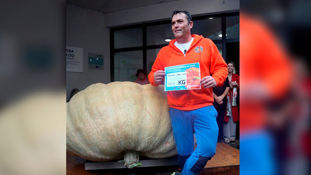 Rubén Mendí, natural de Valtierra, aficionado al cultivo de calabazas al ganar un concurso con un ejemplar gigante de 825 kilos EFE/AYUNTAMIENTO DE PAREDES