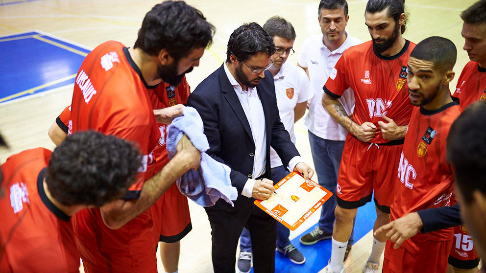 Xabi Jiménez. El Basket Navarra se enfrenta al Tizona de Burgos en el polideportivo de Arrosadía. MIGUEL OSÉS