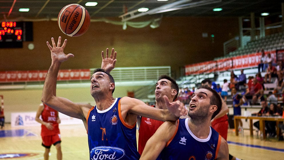 El Basket Navarra se enfrenta al Tizona de Burgos en el polideportivo de Arrosadía. MIGUEL OSÉS