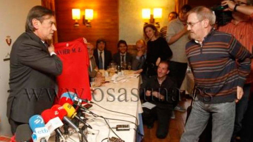 El periodista Javier Martínez de Zúñiga recibe una camiseta de Osasuna de manos de Archando. OSASUNA