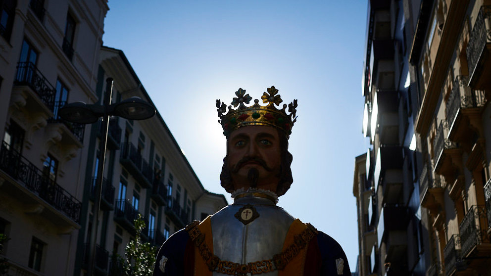 La comparsa de Gigantes y Cabezudos de Pamplona salen a las calles con motivo de San Fermín Chiquito. PABLO LASAOSA 12