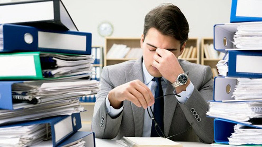 Imagen de una persona estresada en su puesto de trabajo. ARCHIVO