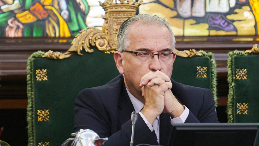 Enrique Maya, en su asiento durante el pleno del Ayuntamiento de Pamplona. PABLO LASAOSA